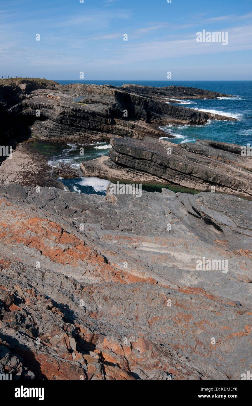 Schroffe Felsen in der Nähe von Brücken von Ross, Loop Head Halbinsel, County Clare, Irland Stockfoto