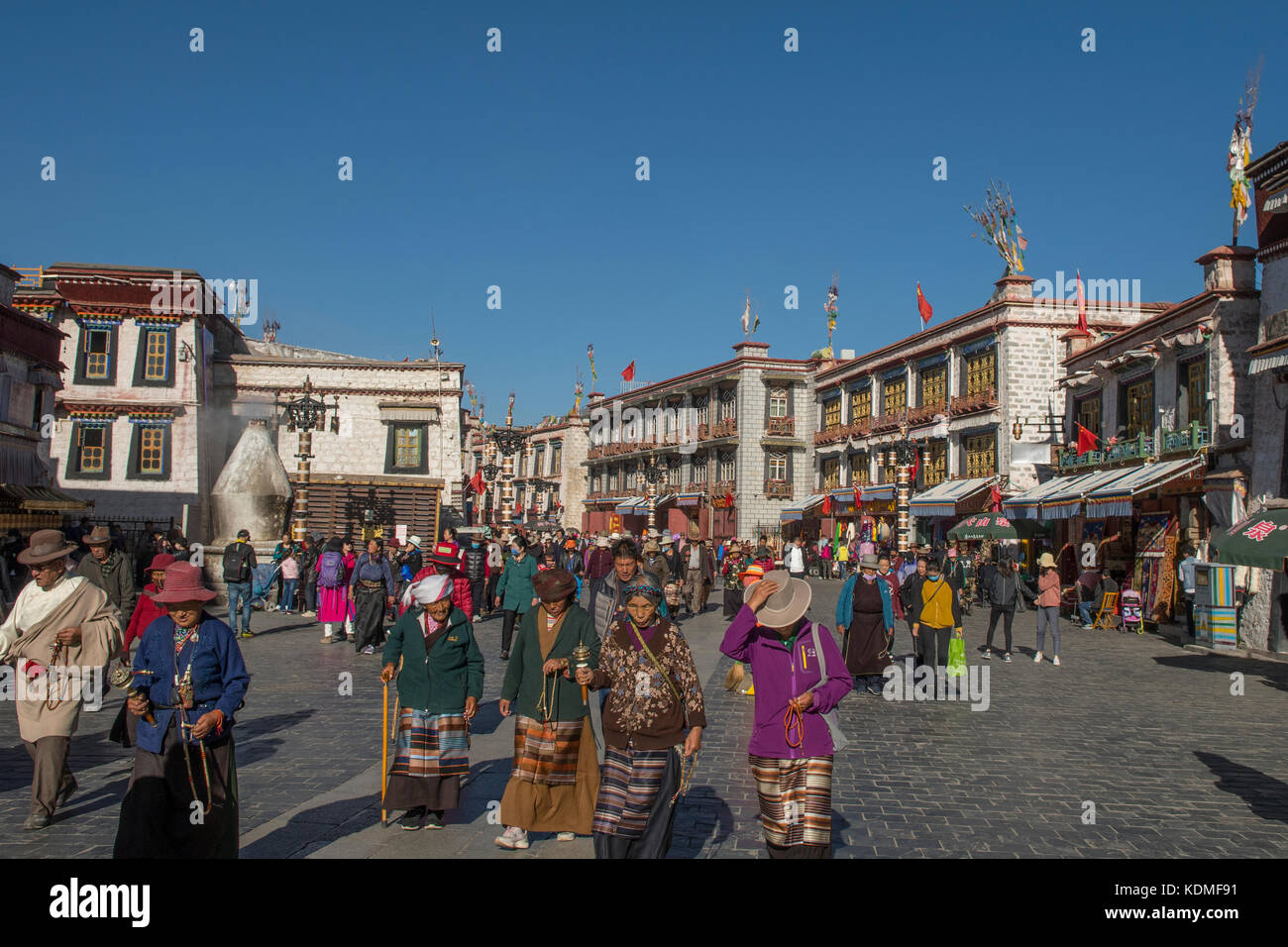 Lokale Tibeter auf Barkhor Straße, Lhasa, Tibet, China Stockfoto