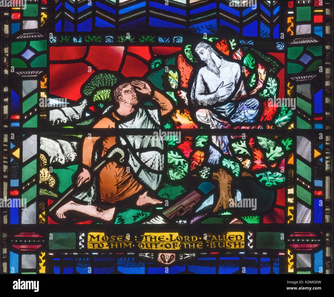 London, Großbritannien - 16 September, 2017: Die glasmalereien von Moses und dem Brennenden Dornbusch in der Kirche St etheldreda von Charles blakeman (1953 - 1953). Stockfoto