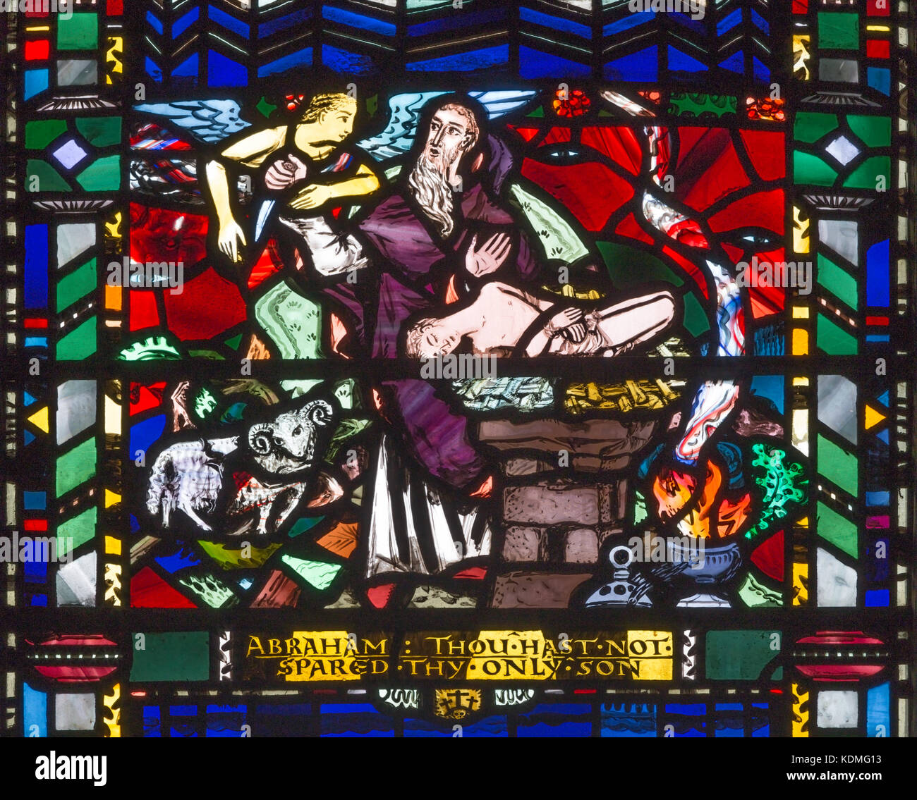 London, Großbritannien - 16 September, 2017: Die glasmalereien von Abraham bietet Isaac auf Mt moriah in der Kirche St etheldreda von Charles blakeman. Stockfoto