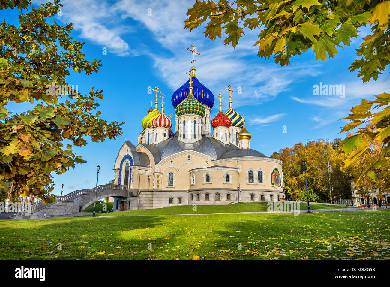 Tempel mit bunten Kuppeln an sonnigen Herbsttag in Peredelkino, Moskau, Russland Stockfoto
