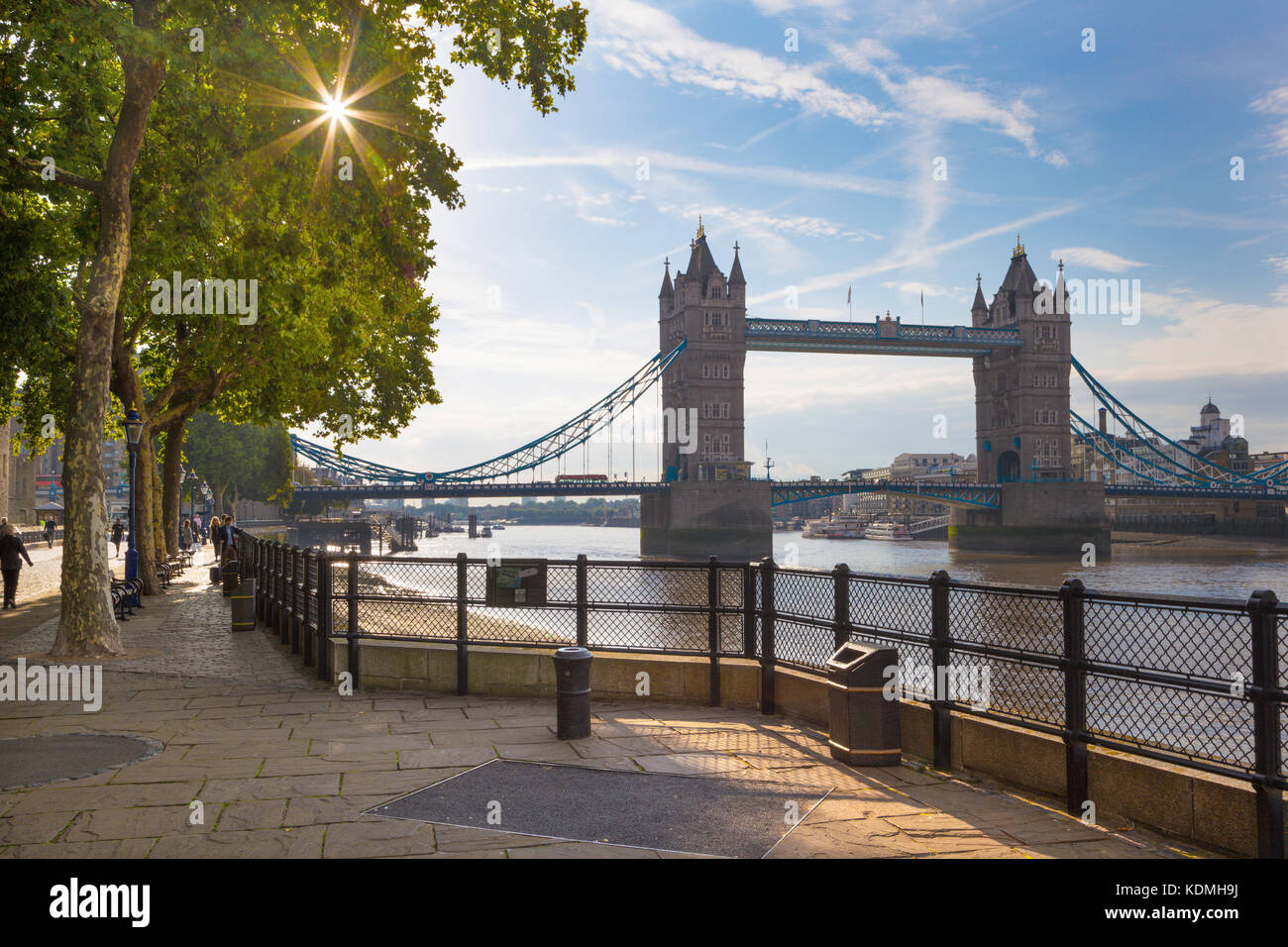 London, Großbritannien - 20 September, 2017: Die Promenade und die Tower Bridge im Morgenlicht. Stockfoto