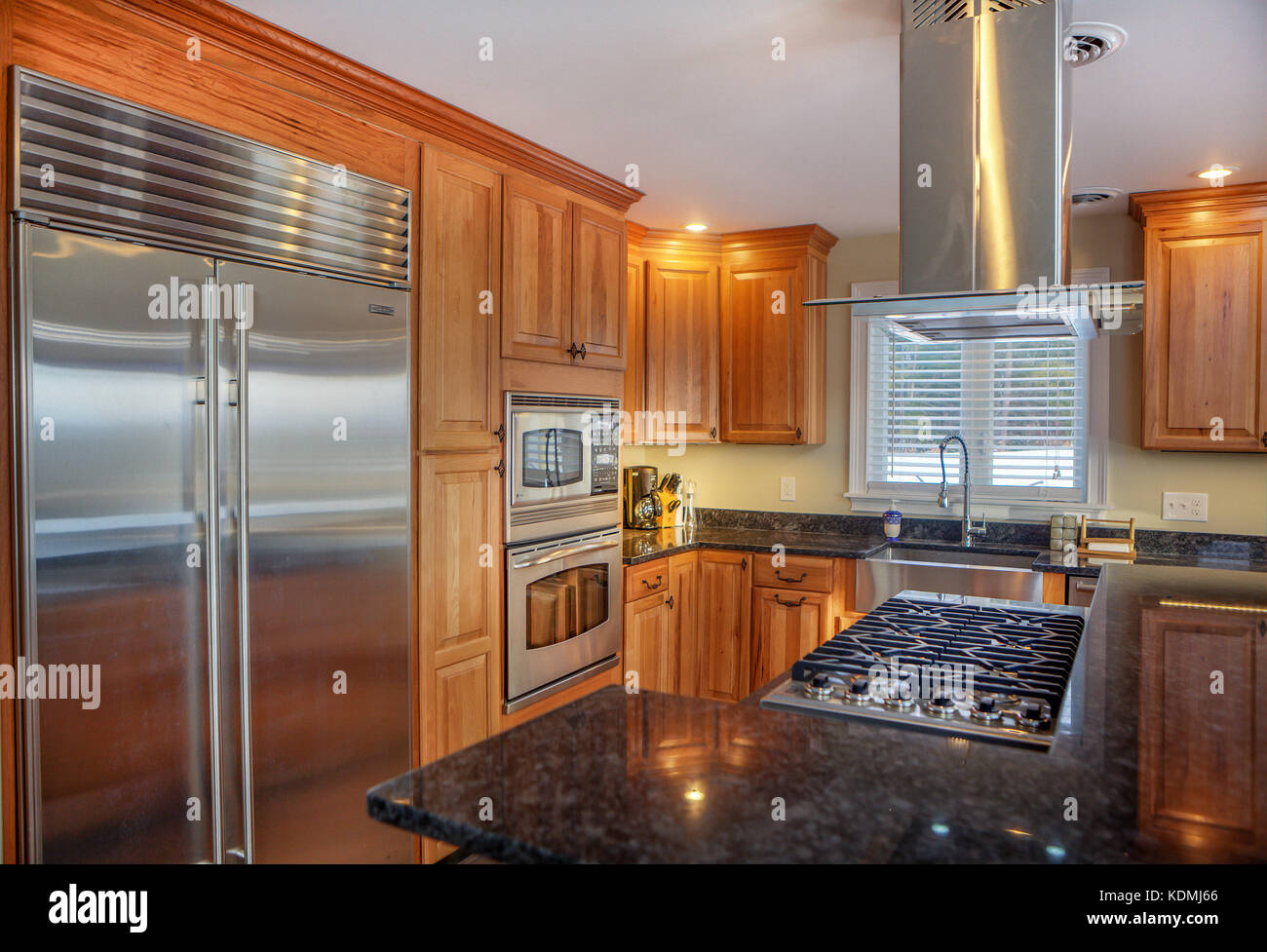 Küchengeräte aus Edelstahl in einem modernen, gehobenen Küche in Vermont, USA. Stockfoto