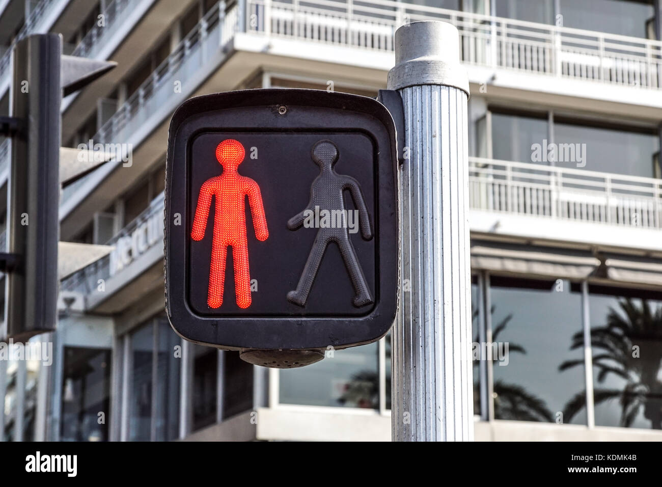 Rote Ampel für Fußgänger auf der Straße Stockfoto