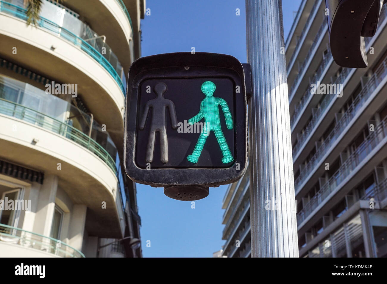 Grüne Ampel für Fußgänger auf der Straße Stockfoto