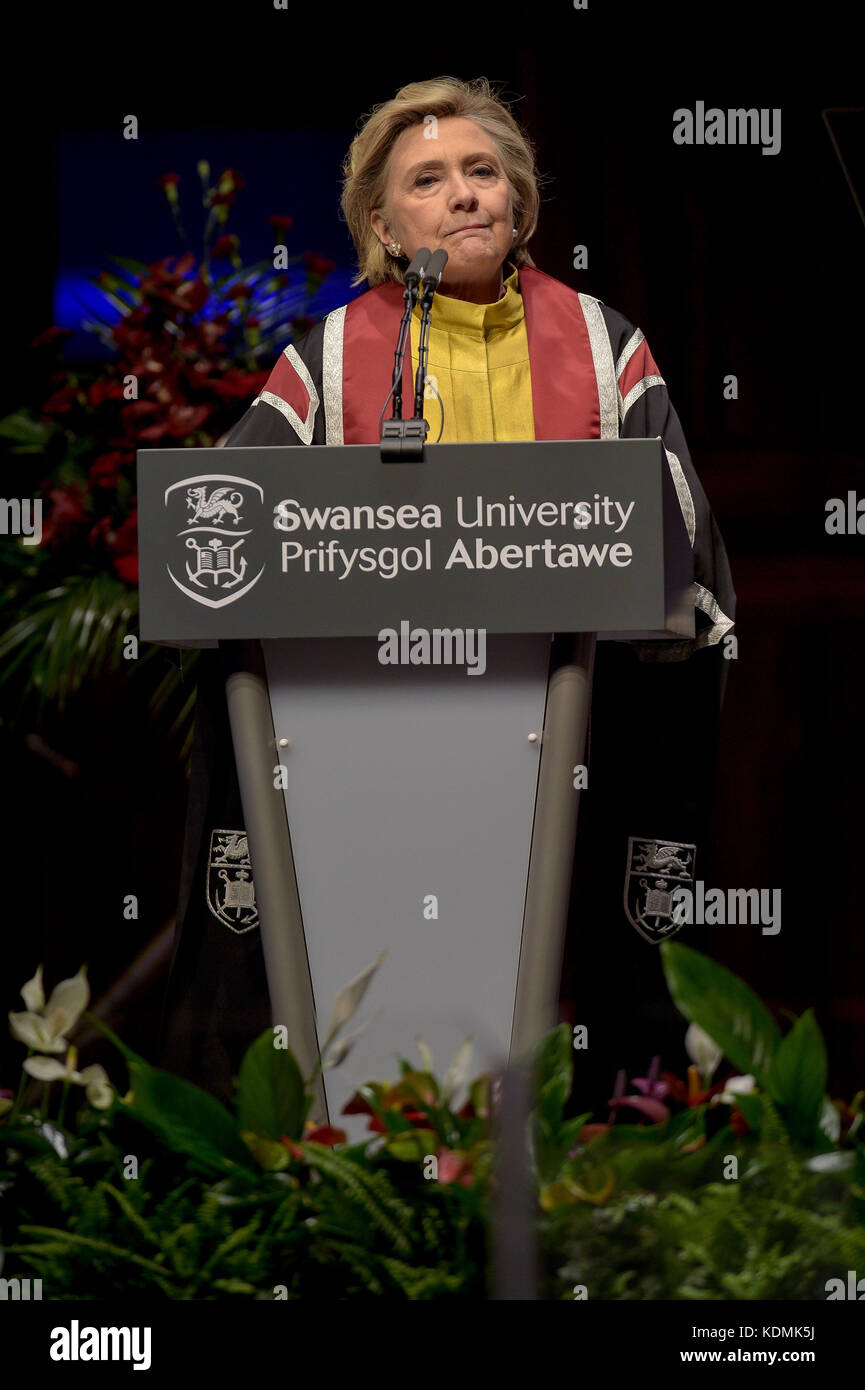 Hillary Clinton hält eine Rede, während sie an der Swansea University eine Ehrendoktorwürde erhält, in Anerkennung ihres Engagements für die Förderung der Rechte von Familien und Kindern auf der ganzen Welt, eine Verpflichtung, die von der Beobachtungsstelle für die Menschenrechte von Kindern und Jugendlichen der Swansea University geteilt wird. Stockfoto