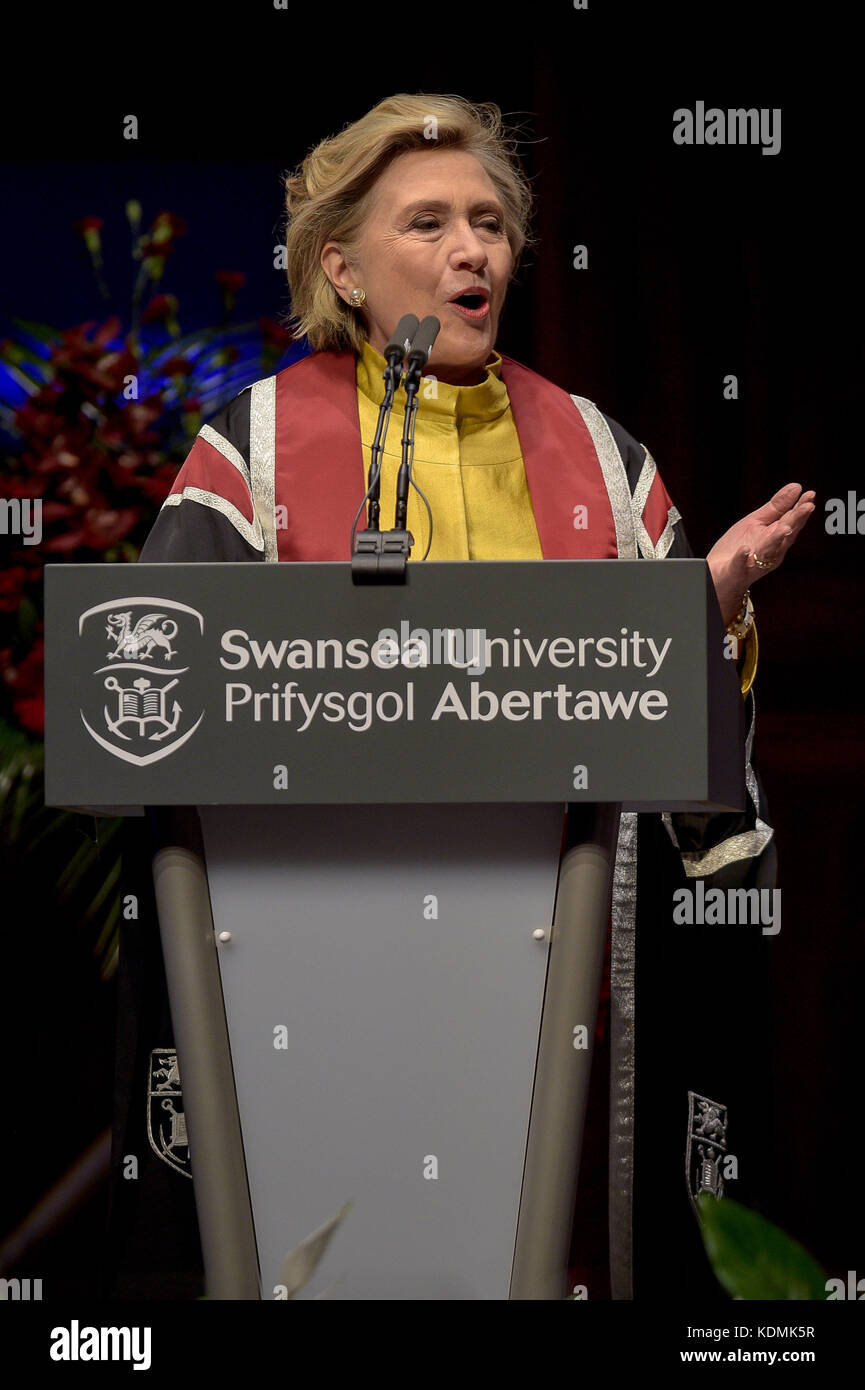 Hillary Clinton hält eine Rede, während sie an der Swansea University eine Ehrendoktorwürde erhält, in Anerkennung ihres Engagements für die Förderung der Rechte von Familien und Kindern auf der ganzen Welt, eine Verpflichtung, die von der Beobachtungsstelle für die Menschenrechte von Kindern und Jugendlichen der Swansea University geteilt wird. Stockfoto
