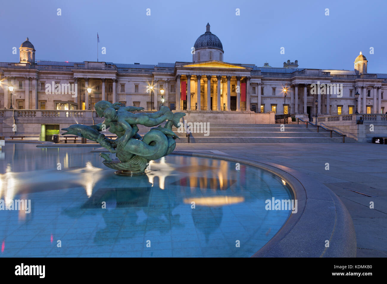 London, Großbritannien - 18 September 2017: der Brunnen der Trafalgar Square in der Abenddämmerung. Stockfoto