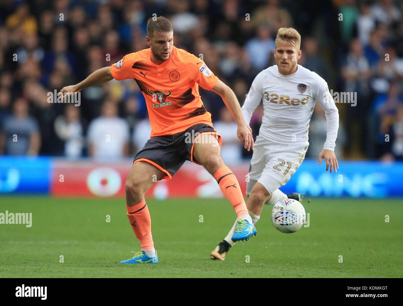 Joey van den Berg von Reading und Samuel Saiz von Leeds United kämpfen beim Sky Bet Championship-Spiel in der Elland Road, Leeds, um den Ball. Stockfoto