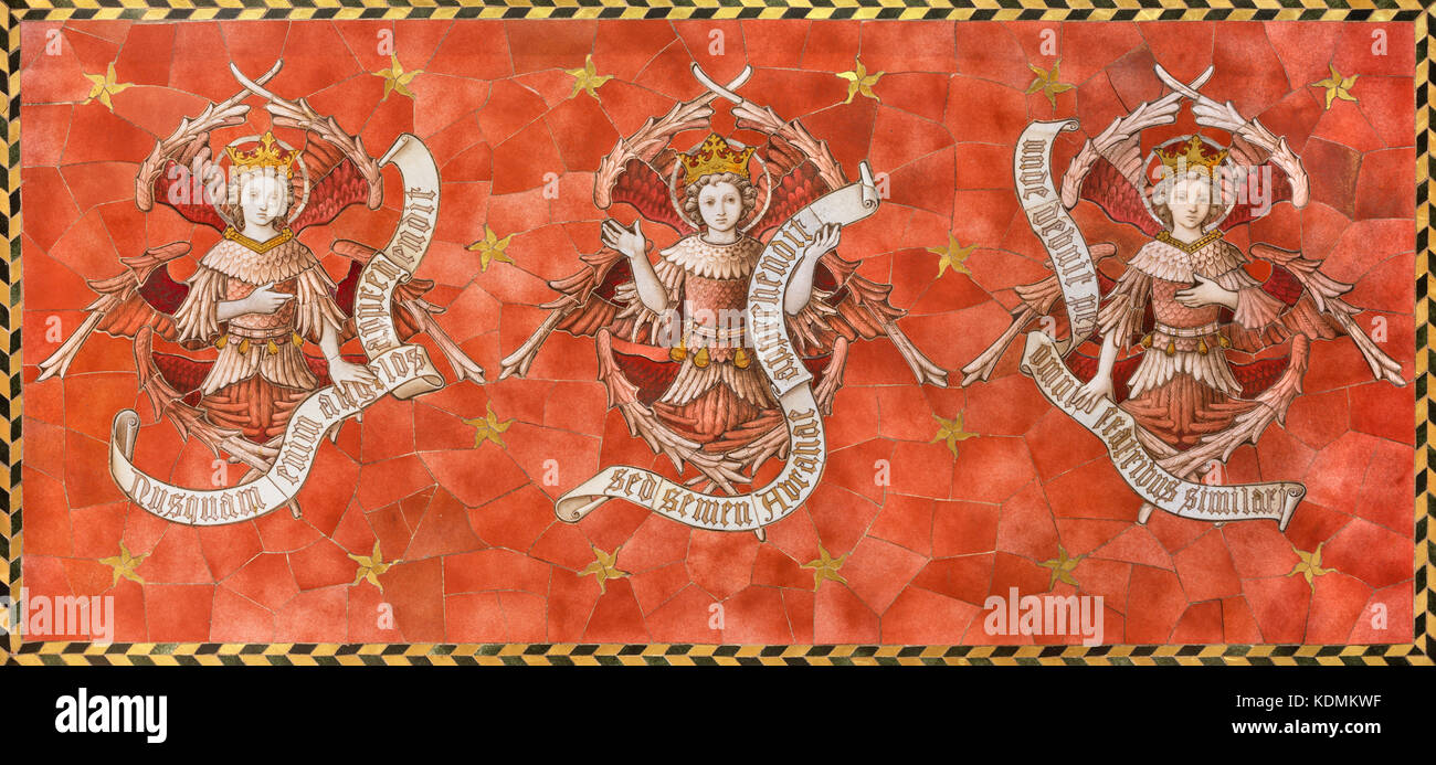 LONDON, GROSSBRITANNIEN - 17. SEPTEMBER 2017: Das geflieste Mosaik aus Cherubs auf dem Seitenaltar in der Kirche St. James Spanischer Platz aus dem 19. Jahrhundert. Stockfoto