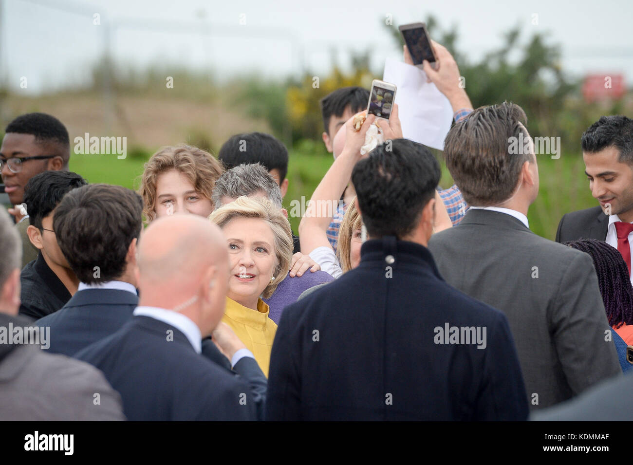 Hillary Clinton trifft sich mit Mitgliedern der Öffentlichkeit zu spontanen Handy-Selfies, als sie an der Swansea University eine Ehrendoktorwürde erhält, in Anerkennung ihres Engagements für die Förderung der Rechte von Familien und Kindern auf der ganzen Welt, Eine Verpflichtung, die von der Beobachtungsstelle für die Menschenrechte von Kindern und Jugendlichen der Universität Swansea geteilt wird. Stockfoto
