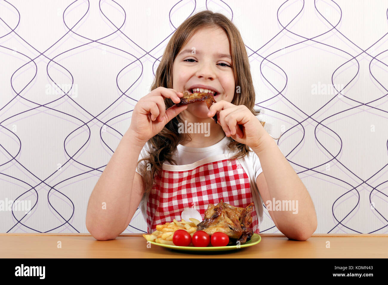 Hungrige Mädchen essen Chicken Wings Stockfoto
