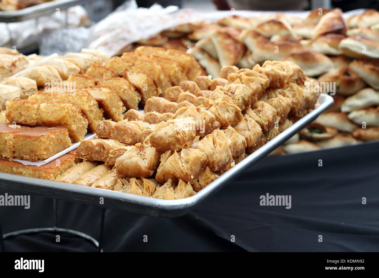 Ein Tablett mit süßen im Nahen und Mittleren Osten dessert Baklava Stockfoto