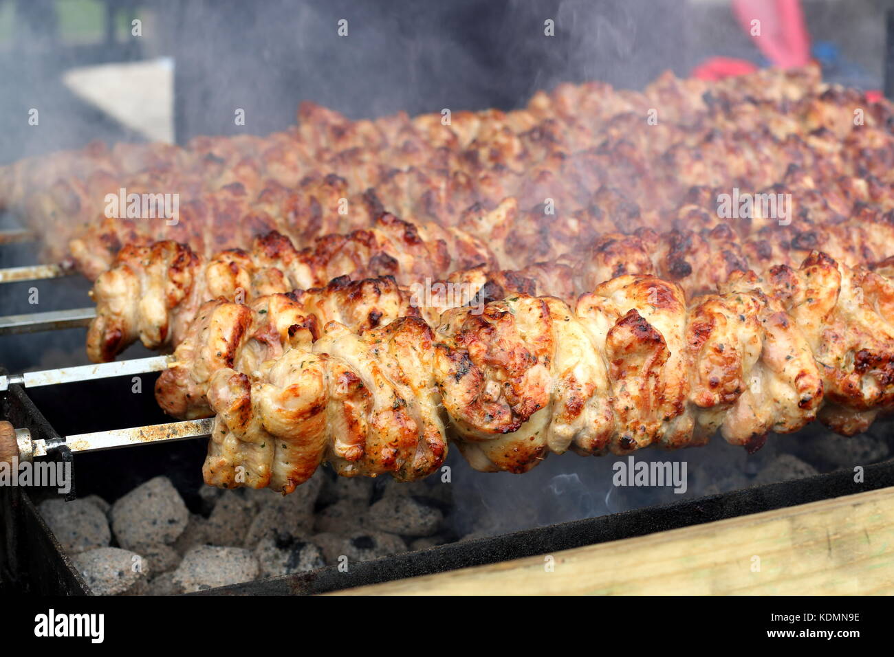 Bbq chicken am Spieß Röster Stockfoto