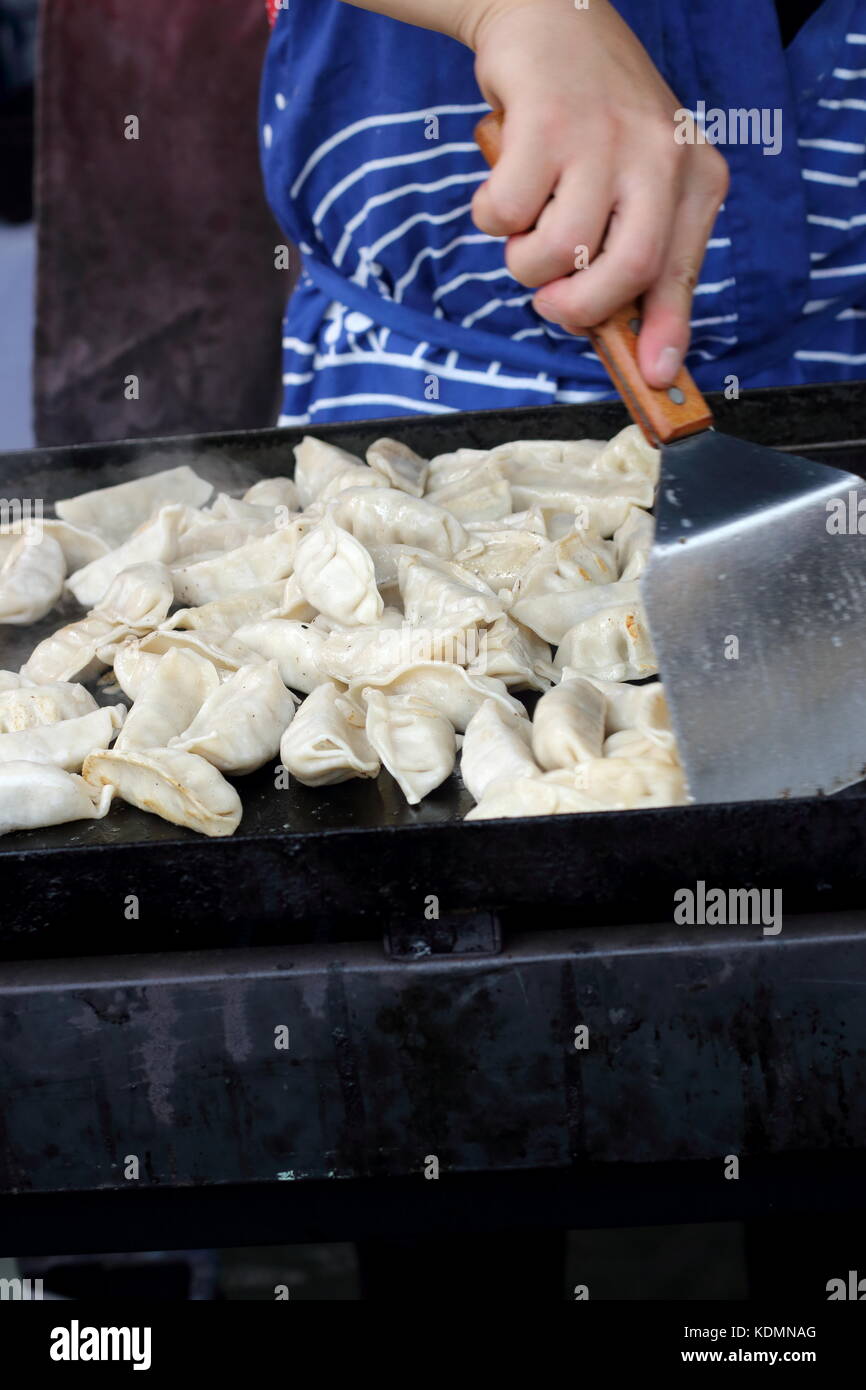 Asiatische Knödel, auf einer heissen Platte zubereitet Stockfoto