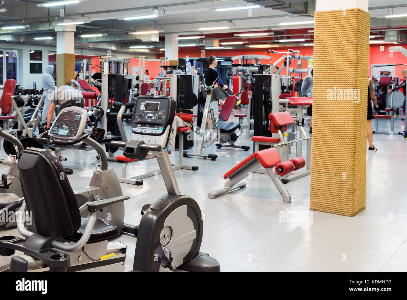 Fitnesscenter mit traineger Ausrüstungen in Moskau, Russland Stockfoto