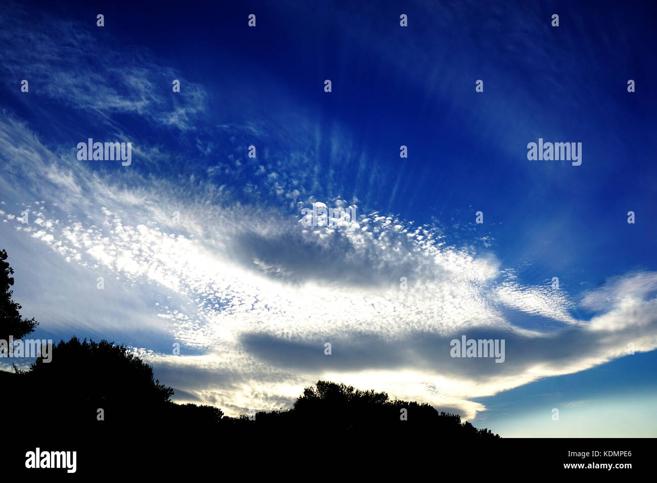 Herrlich blauen Himmel sonnigen Sommer, blütenfarbe Wolken und Natur Stockfoto