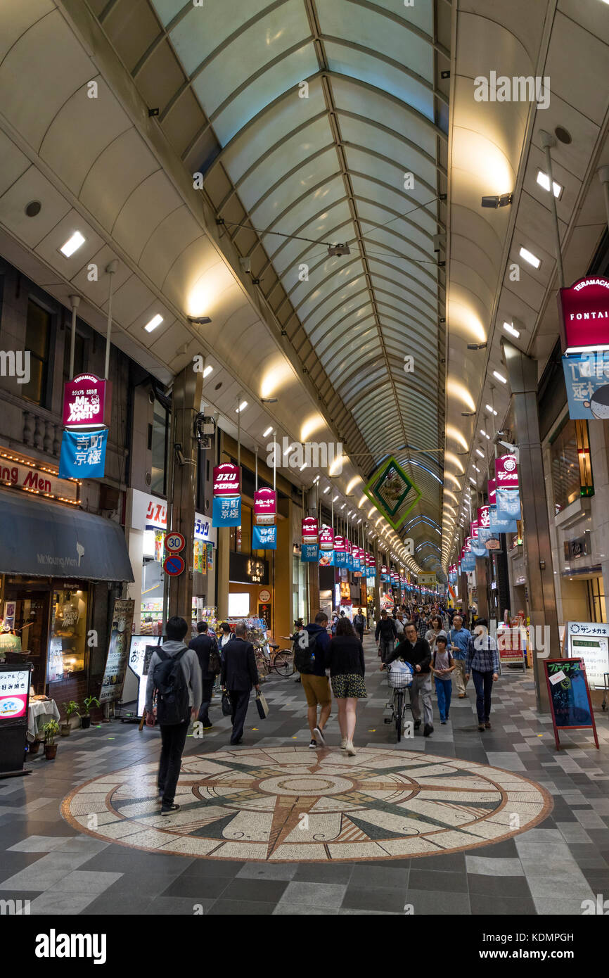 Kyoto, Japan - 18. Mai 2017: Fußgänger gehen in der Shin kyogoku Einkaufspassage Stockfoto