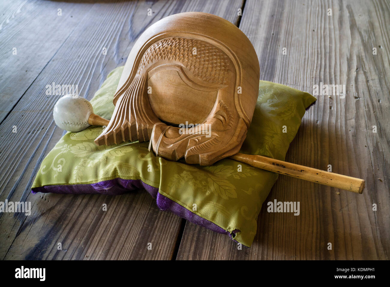 Kyoto, Japan - 19. Mai 2017: Traditionelle zen-buddhistischen Holz- fisch Gong, Mokugyo mit einem Holzhammer auf einem Kissen Stockfoto