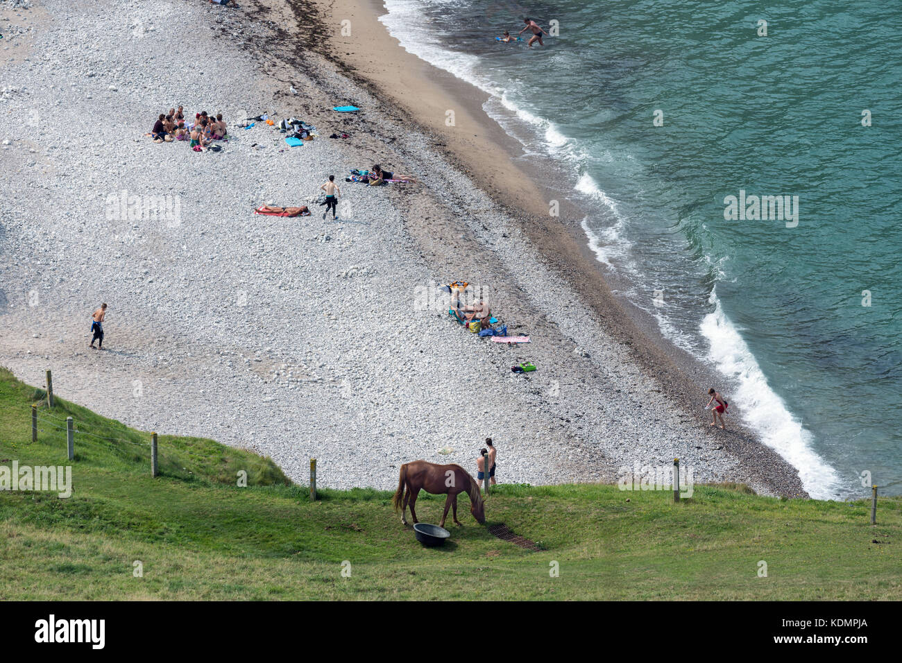 Luftaufnahme kleiner Strand mit Meer Besucher in der Normandie, Frankreich Stockfoto