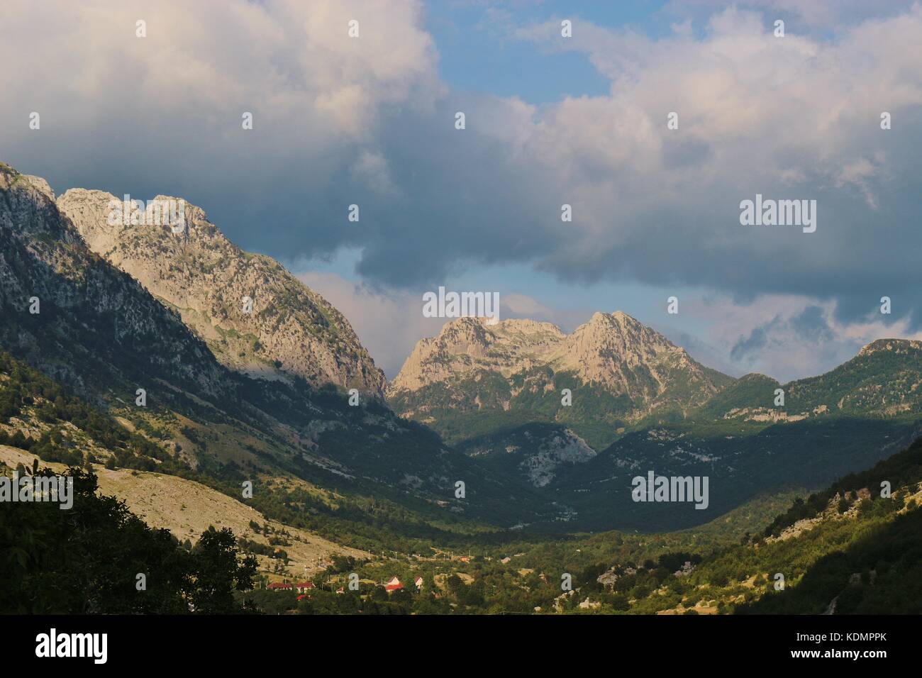 Wolken über den Norden albanischen Berge, bei Sonnenuntergang Zeit. aus dem Dorf Boge nächsten Nationalpark in Albanien theth gesehen. Südosteuropa. Stockfoto