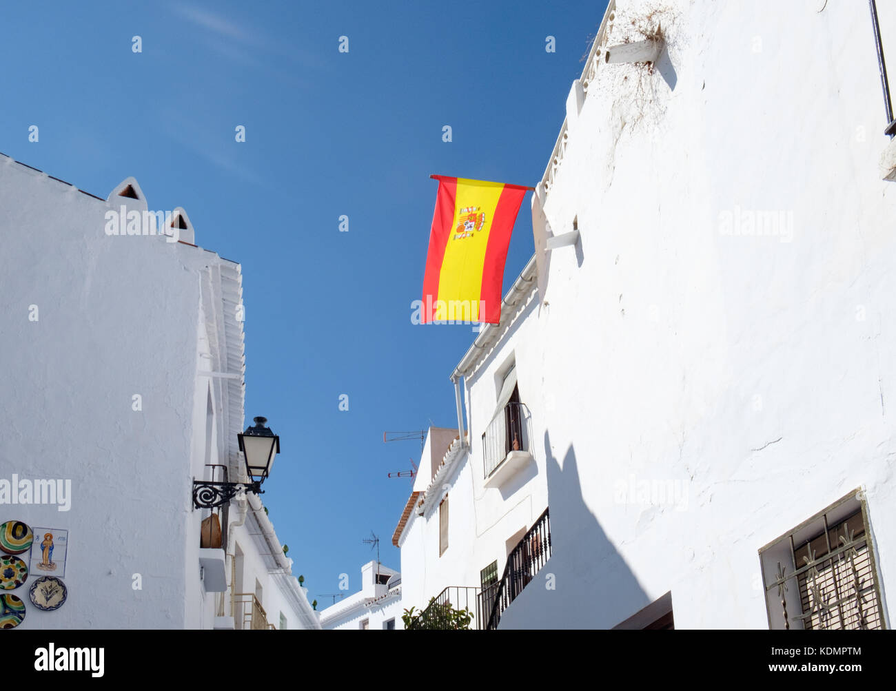 Spanische Flagge in Frigiliana, ein beliebter Tagesausflug für Besucher zu den Badeorten der Costa del Sol in Südspanien fliegen. Stockfoto