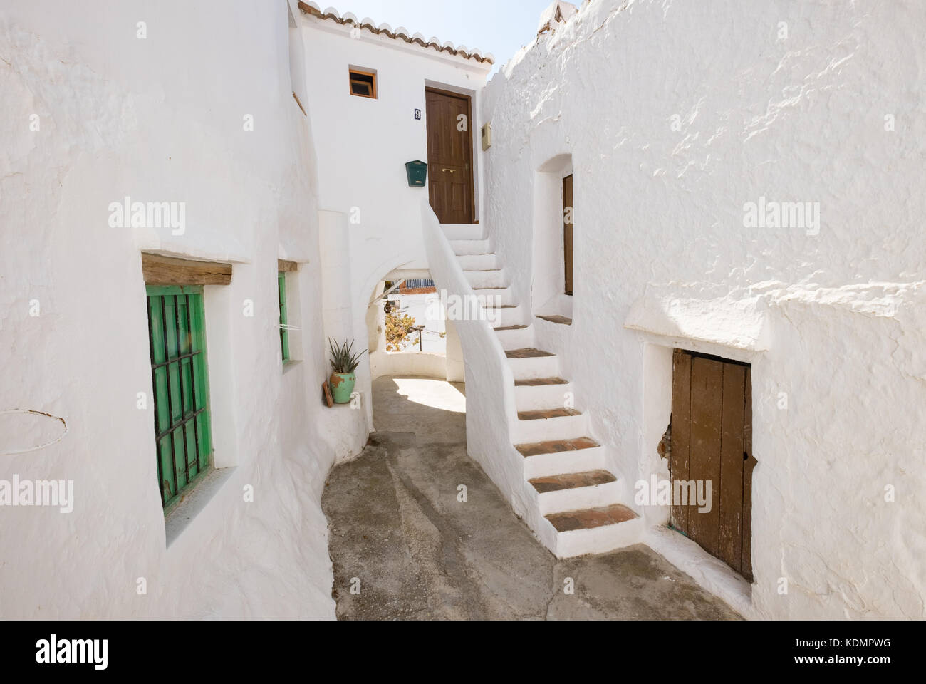 Salares in der Nähe von Torrox und Competa, Andalusien, Spanien. Weiße Häuser von den Mauren gebaut bilden die hübschen weißen Dörfer in der Nähe der Costa del Sol Stockfoto