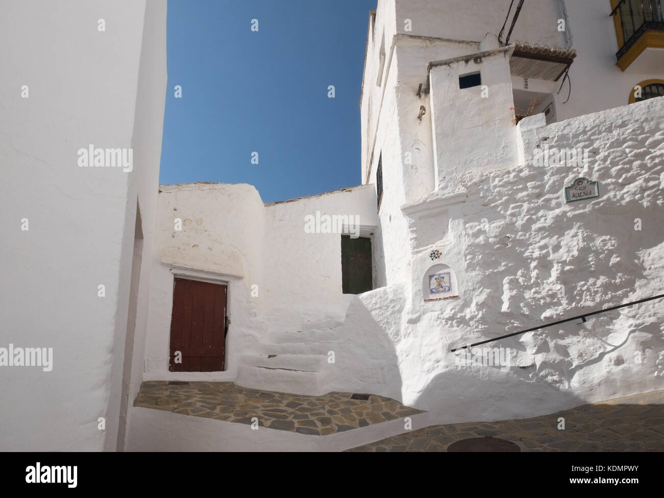 Salares in der Nähe von Nerja, Andalusien, Spanien. Weiße Häuser von den Mauren gebaut bilden die hübschen weißen Dörfer in der Nähe der Costa del Sol Stockfoto