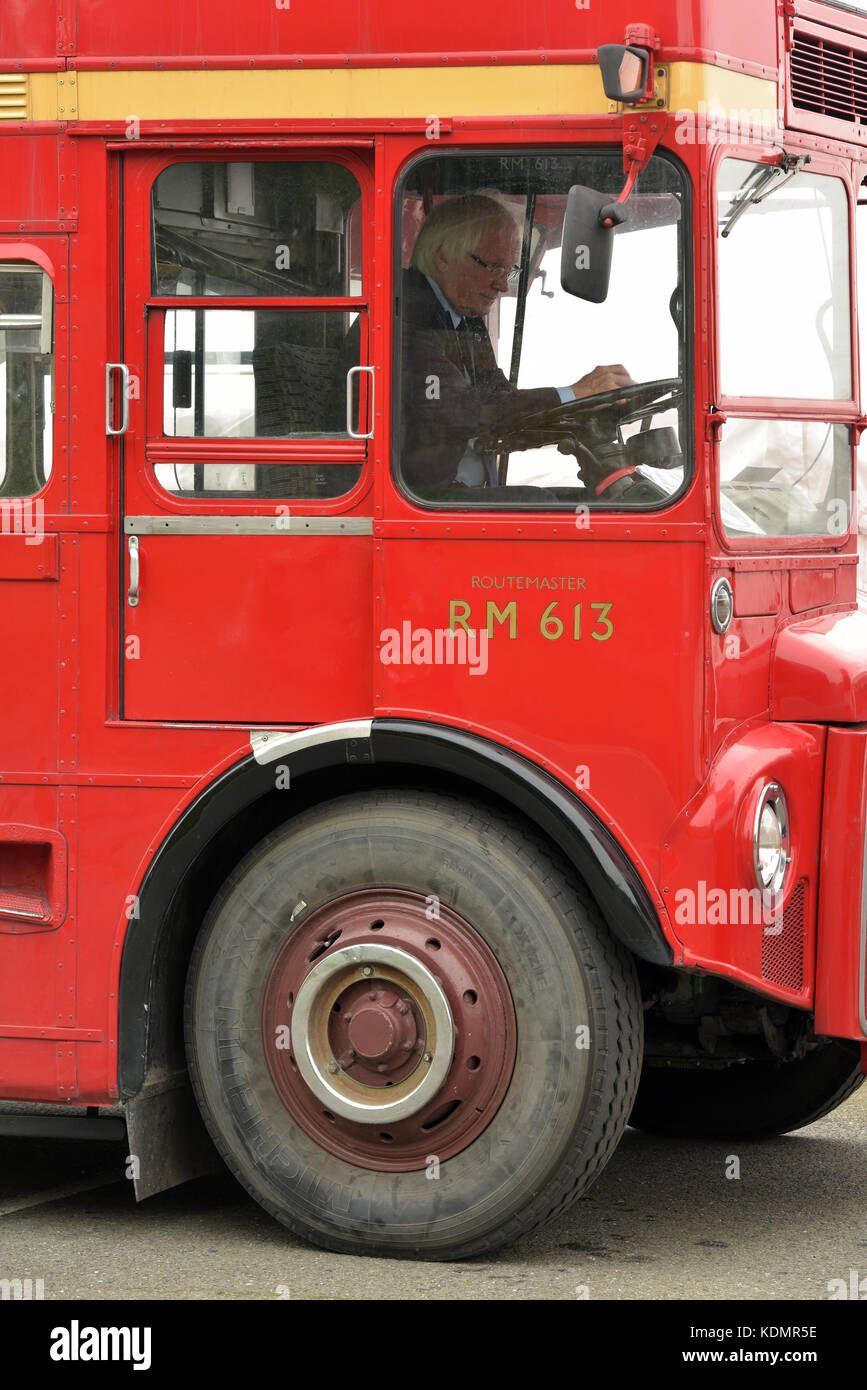 Eine alte Londoner routemaster roter Bus mit dem original London Transport Protokoll gegen die Corporation rote Farbe der Busse. Stockfoto