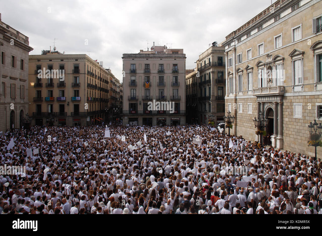 Barcelona, Spanien. Oktober 7,2017. Plaza Sant Jaume. Demonstration für den spanisch-katalanischen Dialog im Gefolge des Referendums für die Unabtbarkeit Stockfoto