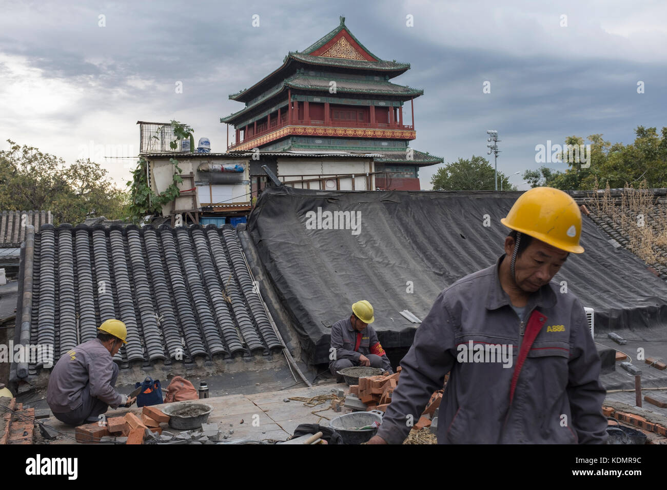 Die Arbeitnehmer, die Housing Authority gehören ein altes Haus vor der Drum Tower in Peking, China. Stockfoto