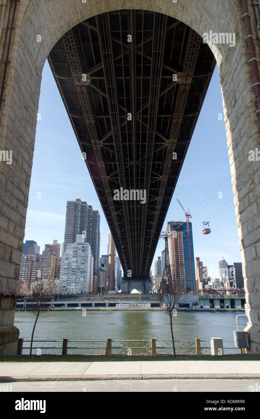 Ein Blick von Unten ed Koch Queensboro Bridge von Roosevelt Island, New York City. Stockfoto