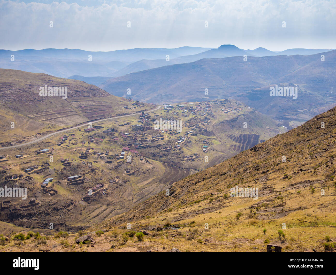Dramatisch schöne Berglandschaft mit terrassed Felder und einfache Häuser im Frühling, Lesotho, Südafrika Stockfoto