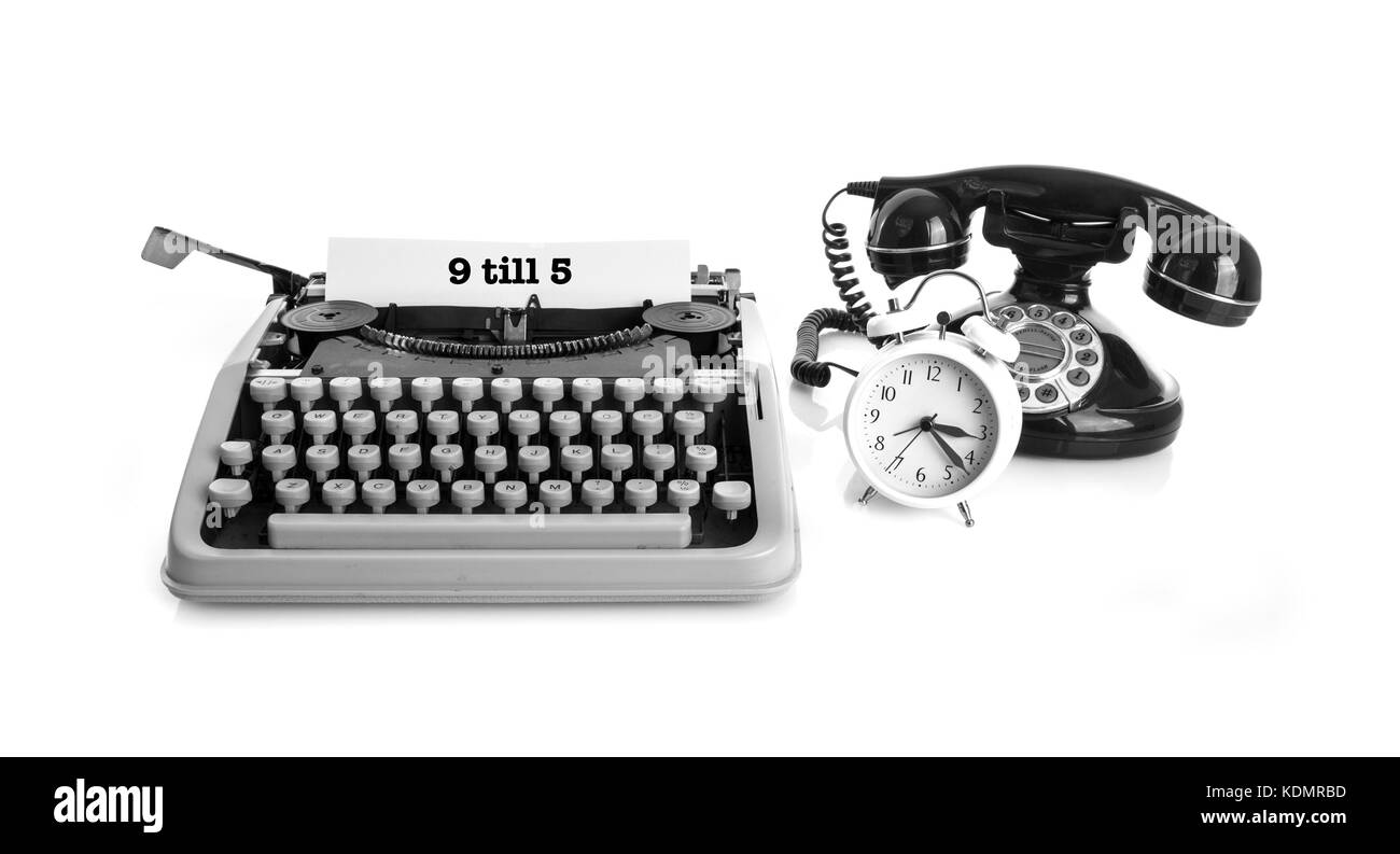 Das alte Büro noch Leben mit retro Schreibmaschine, Wecker, Telefon auf einen weißen Hintergrund mit Kopie, Raum Stockfoto