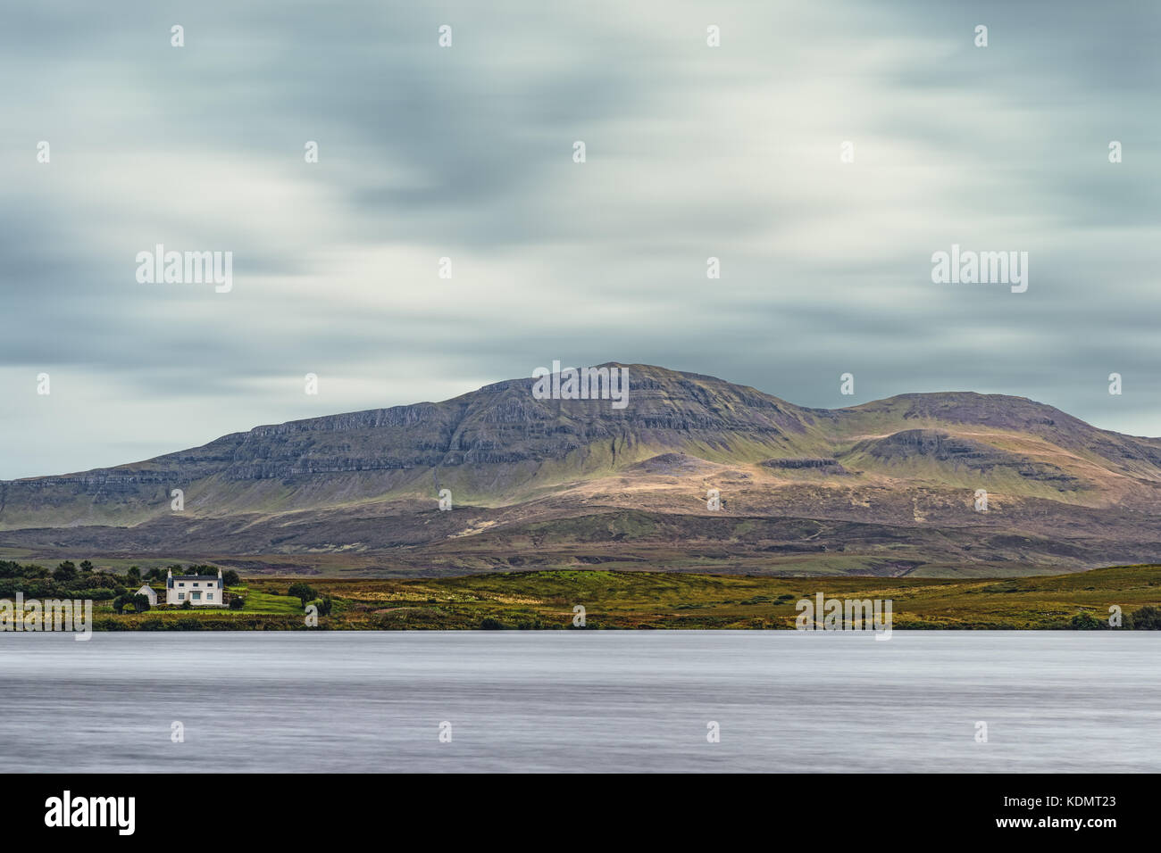 Düstere und launische Landschaft mit schottischen Highlands und einem kleinen Häuschen Stockfoto