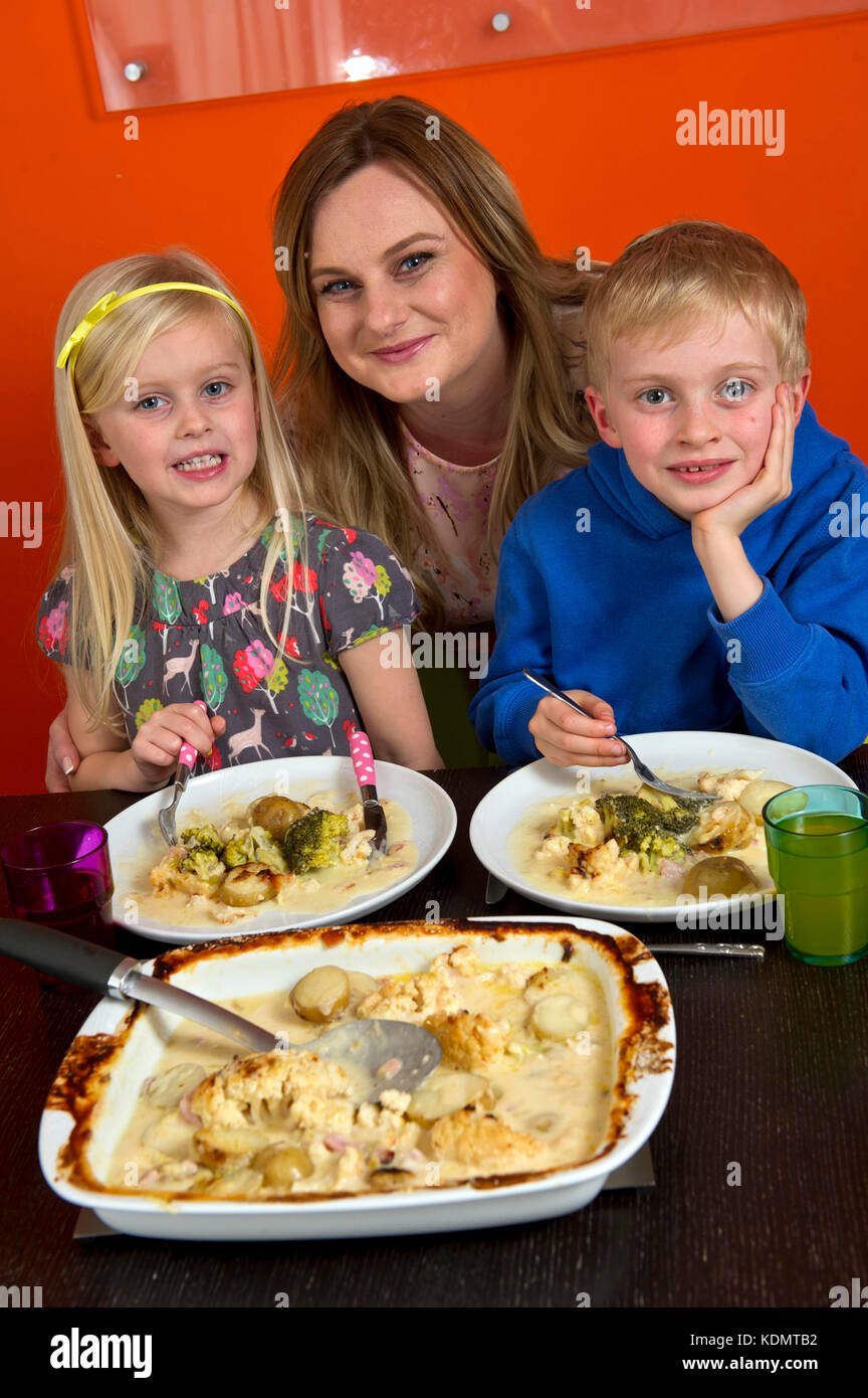 Kinder mit Allergien. Claire und Eddie Campbell-Adams mit Kindern Noah und Eden Rae. Stockfoto