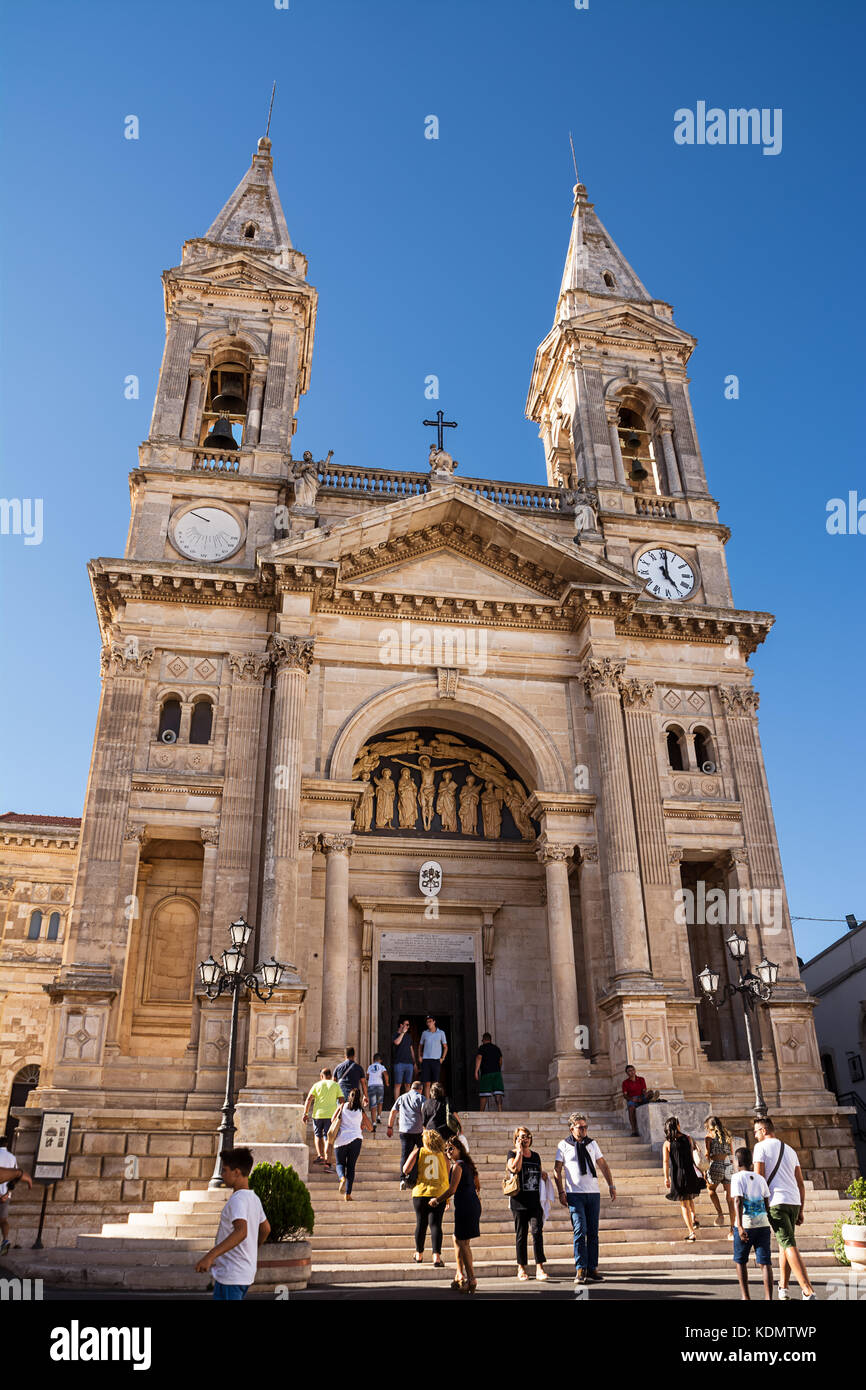 Alberobello, Italien - 13 August 2017: Touristen in der Kathedrale von der ss Medici von alberobello an einem schönen Tag Stockfoto