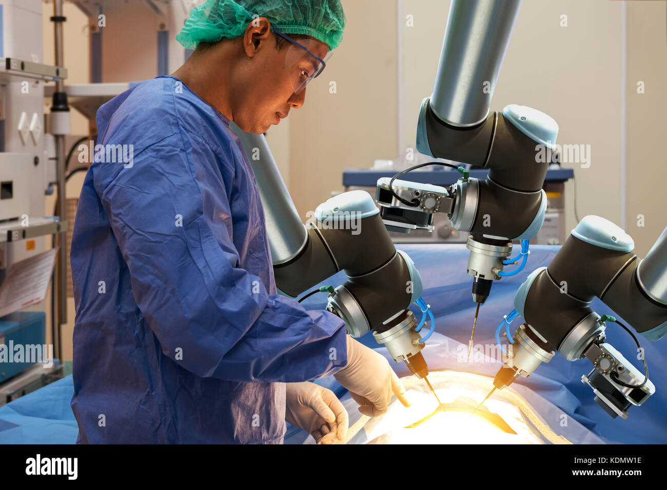 Smart Präzision healthcare Technologie, künstliche Intelligenz Konzept. Automatisierung Roboter Hand Maschine im Operationssaal und Chirurgie Ärzte in Futuri Stockfoto