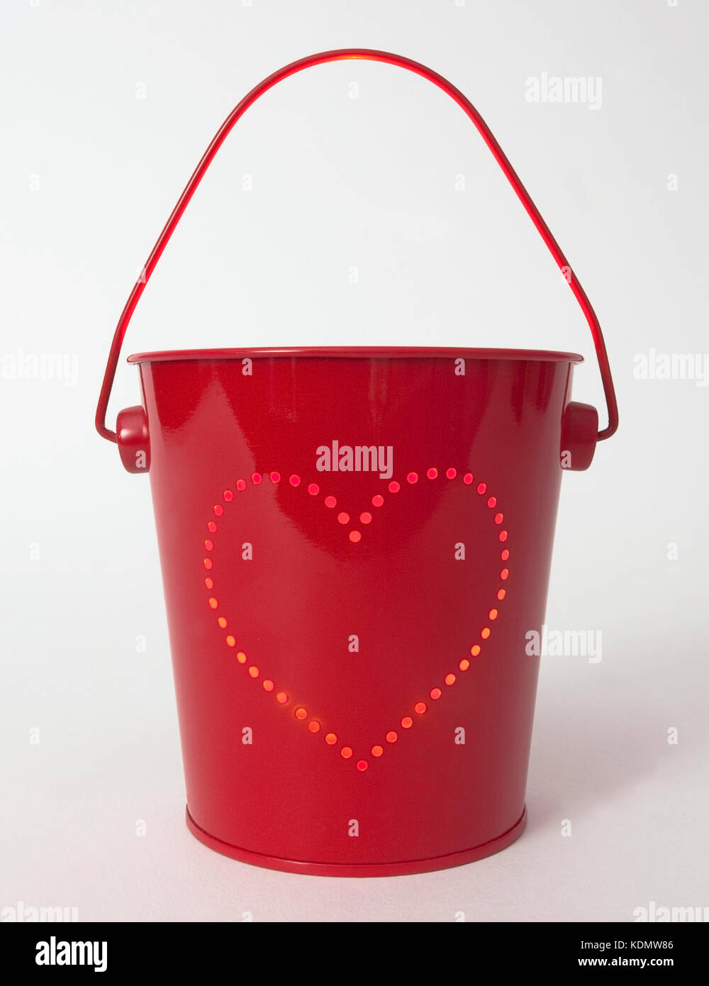 Rote Eimer mit hellen valentine Herz Muster. Stockfoto