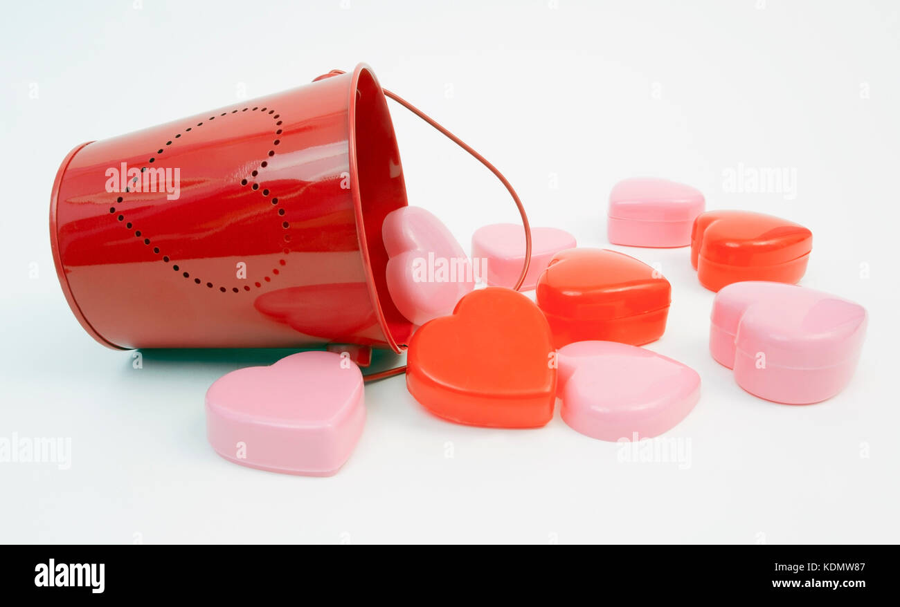 Rosa und Rot Valentinstag Herzen und roten Eimer mit Herz Design. Stockfoto