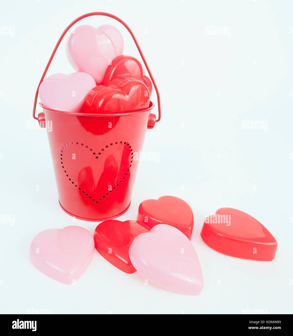Rosa und Rot Valentinstag Herzen und roten Eimer mit Herz Design. Stockfoto
