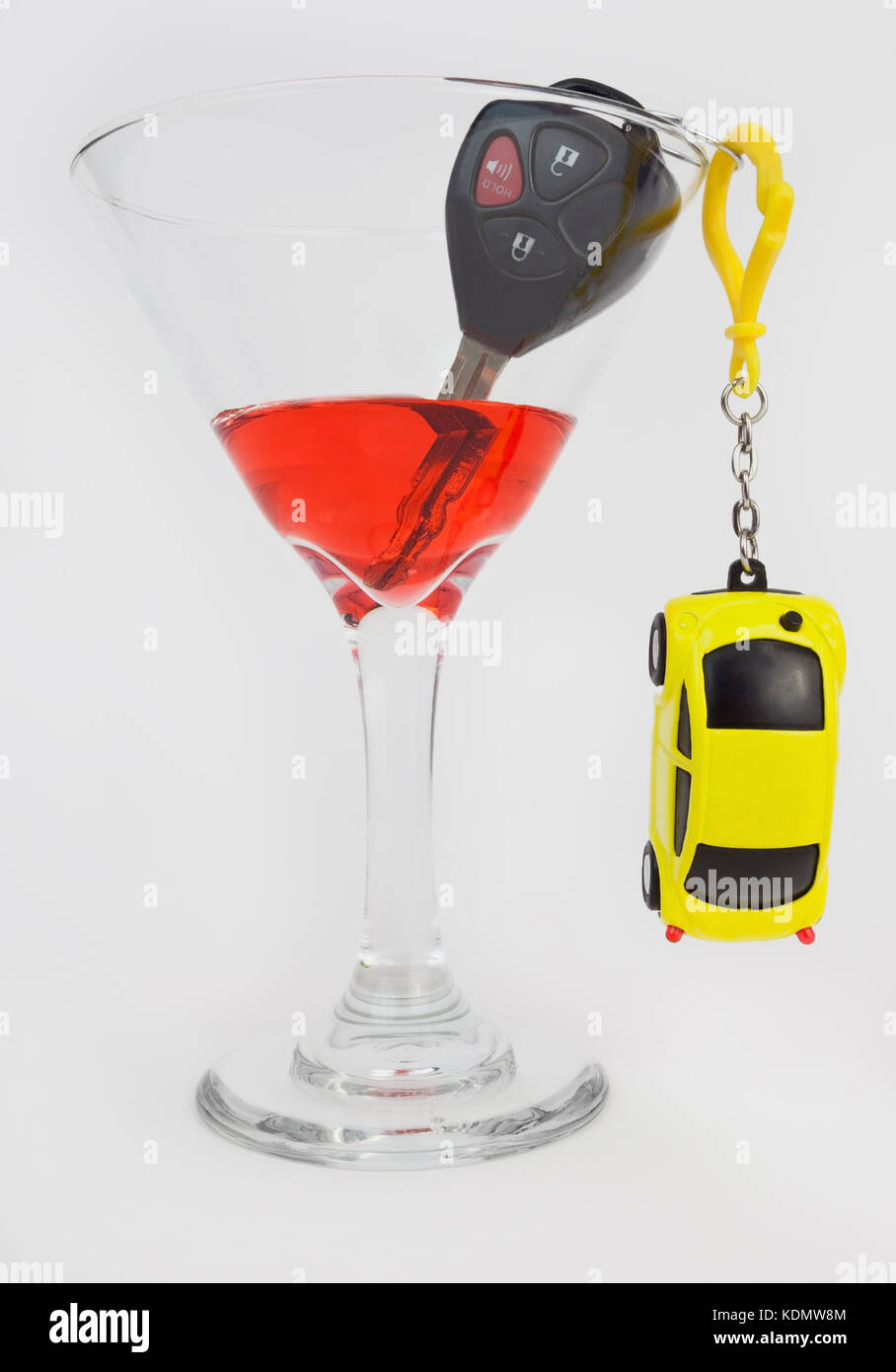 Trinken und Fahren Konzept mit Martini, Auto und die Autoschlüssel. Stockfoto