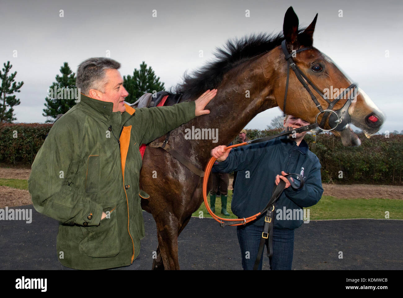 Horsetrainer Paul Nicholls bei Wincanton Pferderennbahn mit Rennpferd "kauto Star', jokeys Darryl Jacob (blaue Kappe) und Ruby Walsh (weiße Kappe) Stockfoto