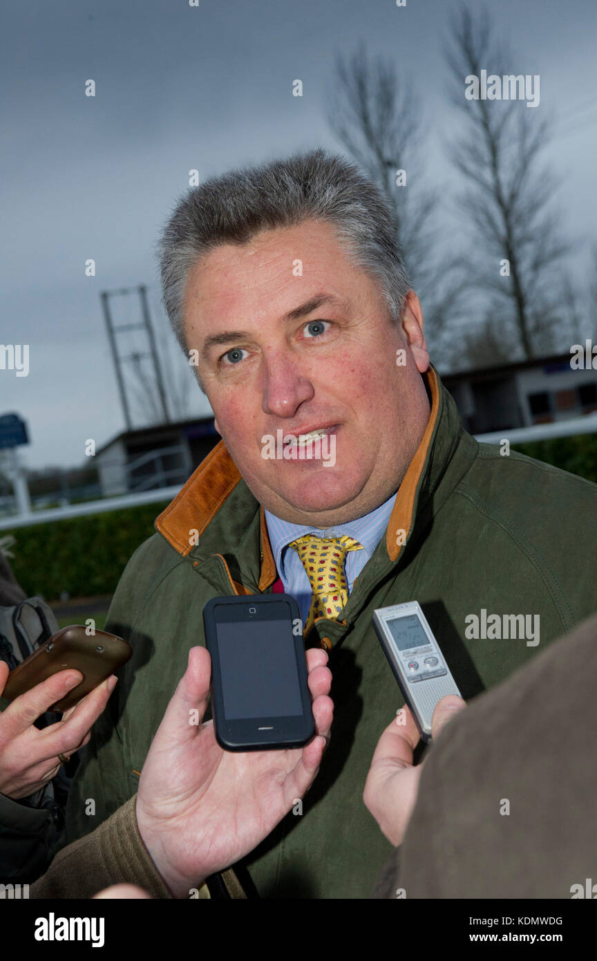 Horsetrainer Paul Nicholls bei Wincanton Pferderennbahn mit Rennpferd "kauto Star', jokeys Darryl Jacob (blaue Kappe) und Ruby Walsh (weiße Kappe) Stockfoto