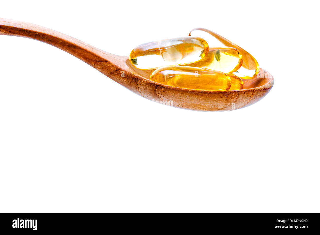 Esslöffel gel Kapseln Omega 3. Schließen Sie die Kapseln Fischöl in der Löffel aus Holz. die Ergänzung hoher Vitamin E, Omega 3 und dha. Kapseln Fischöl wi Stockfoto