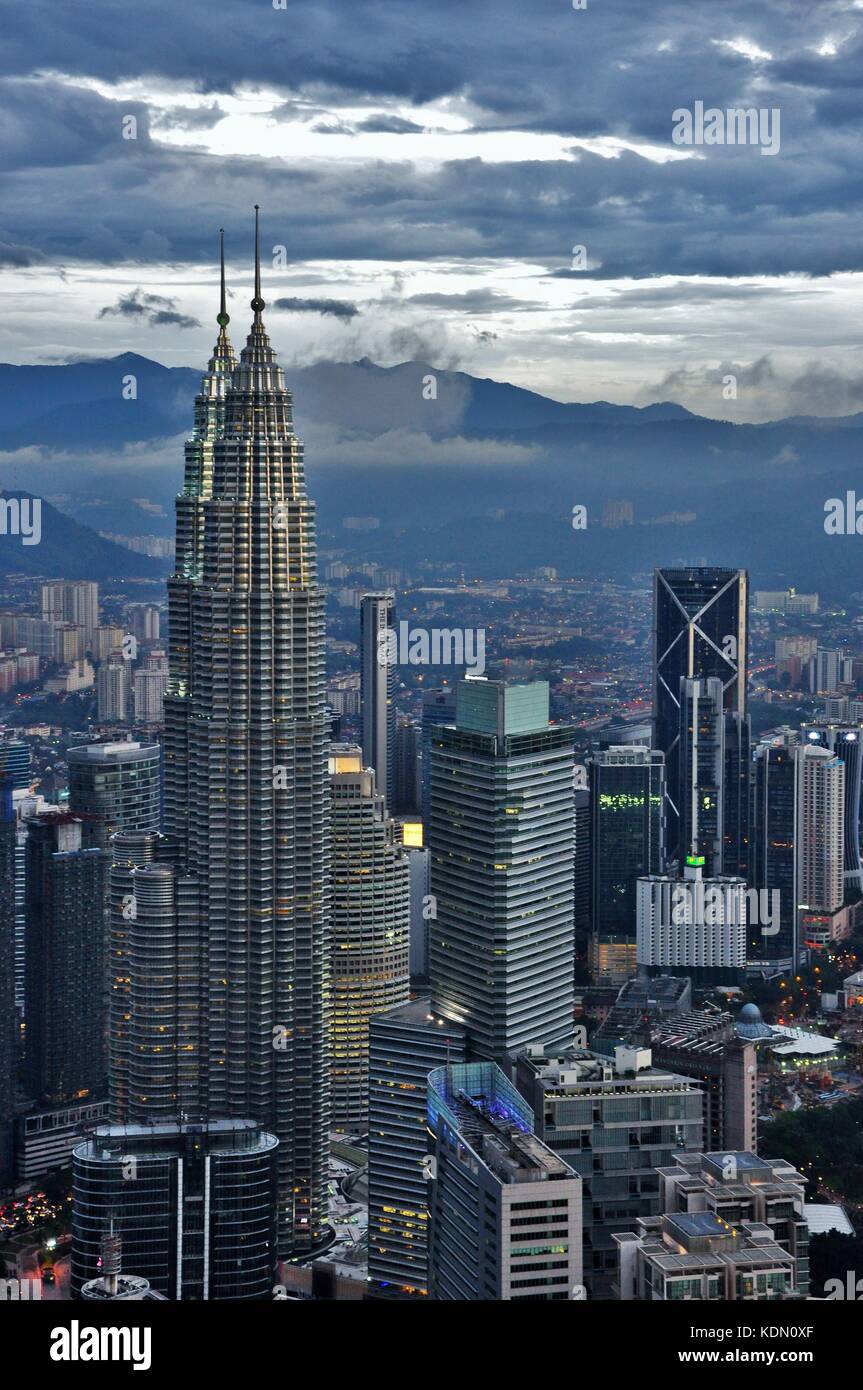 Stadt Kuala Lumpur in Malaysia. atemberaubende Stadt Szene mit einem dramatischen Moody bewölkter Himmel bei Sonnenuntergang. Petronas Towers und anderen Gebäuden. Stockfoto