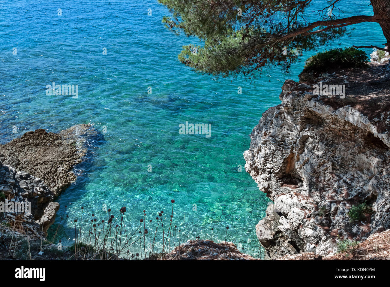 Felsigen Strand in einer kleinen Bucht mit Blick von oben die Klippe Stockfoto