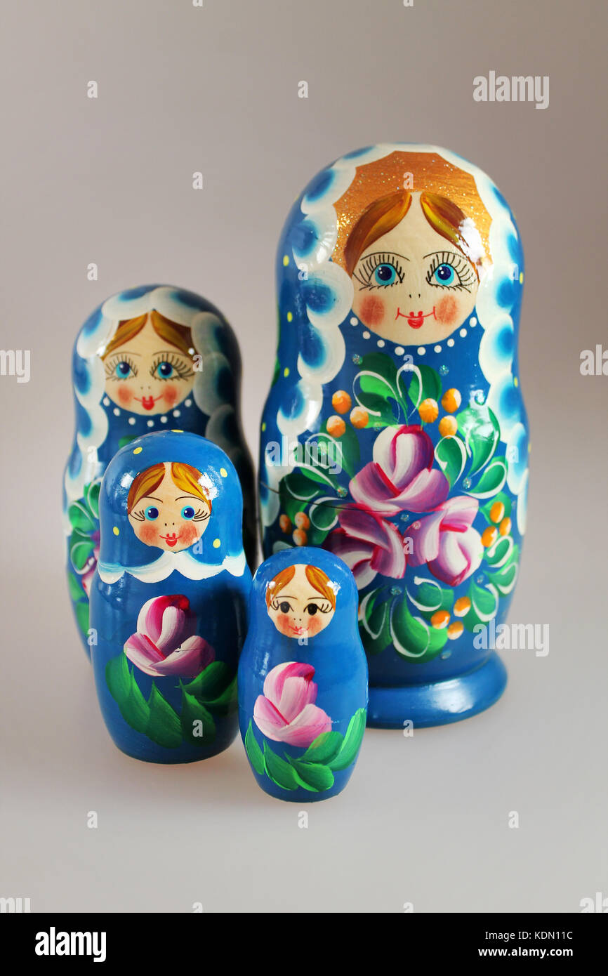 Matrjoschka babuschkas Puppen. Blaue russische Puppen aus Holz - matrjoschka. Beliebte Souvenirs aus Russland. Stockfoto