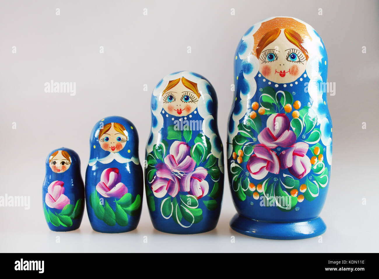 Blaue russische Puppen aus Holz - matrioshka.matrioshka Babuschkas Puppen. Beliebte Souvenirs aus Russland Stockfoto