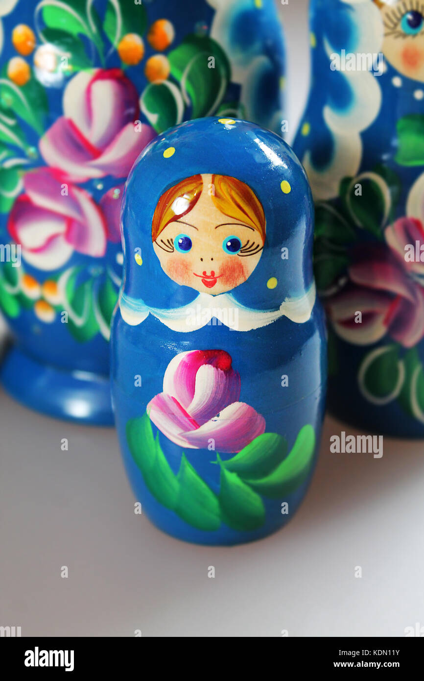 Matrjoschka babuschkas Puppen. Blaue russische Puppen aus Holz - matrjoschka. Beliebte Souvenirs aus Russland Stockfoto